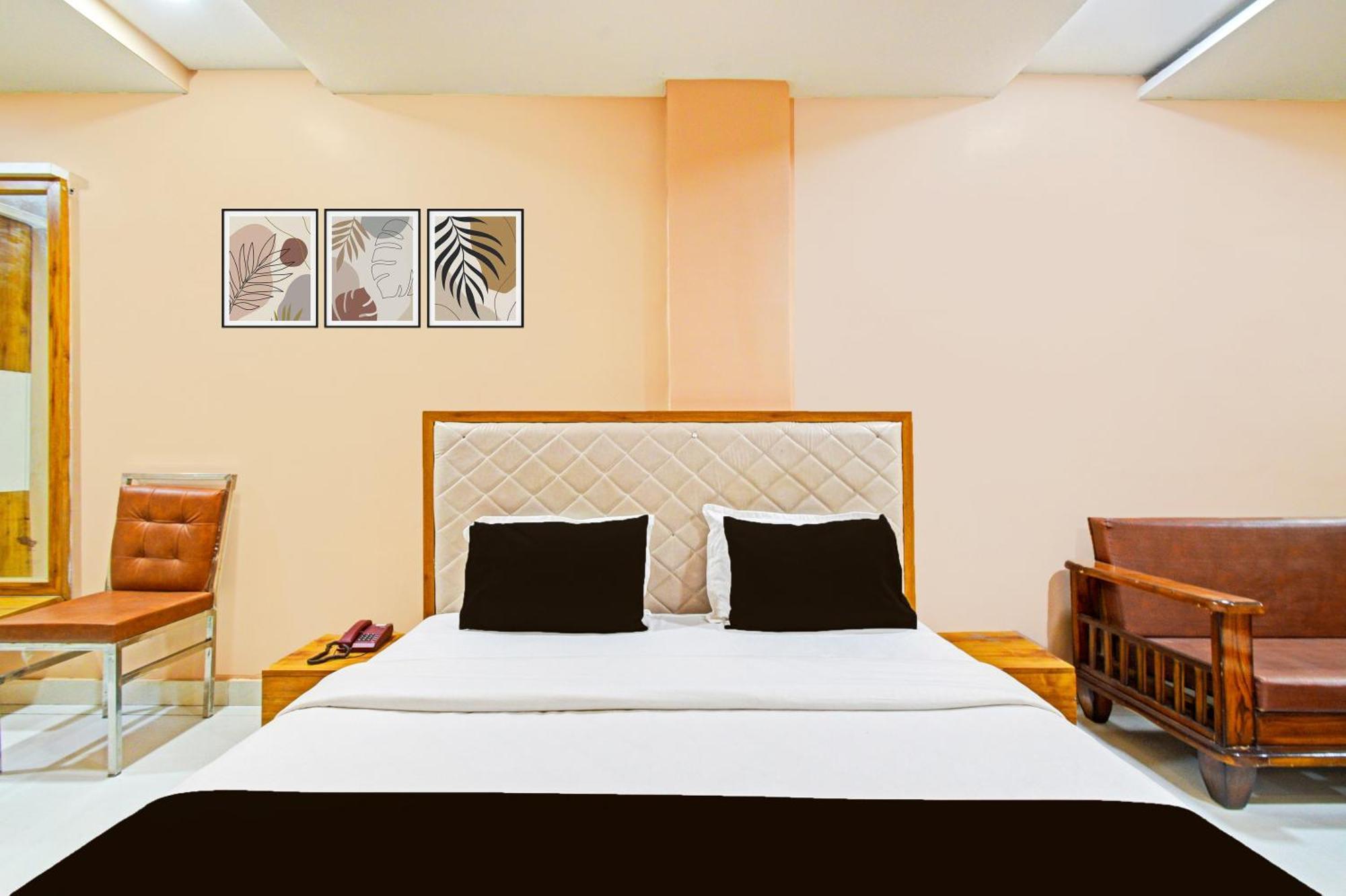 Super Townhouse Mancherial Mancherāl Esterno foto