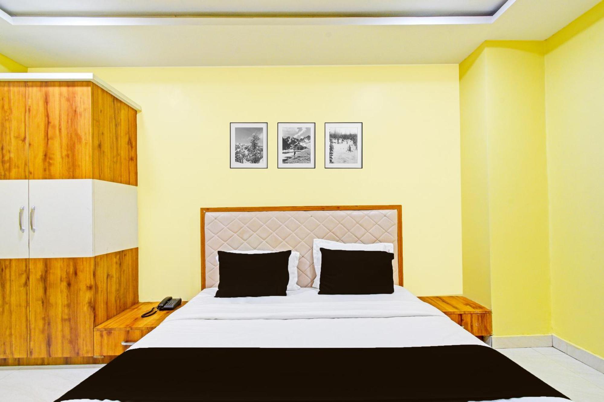 Super Townhouse Mancherial Mancherāl Esterno foto