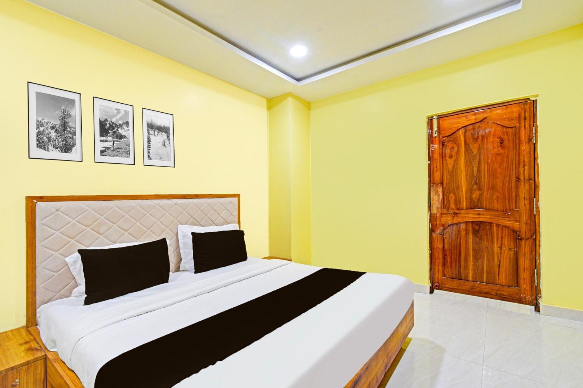 Super Townhouse Mancherial Mancherāl Esterno foto