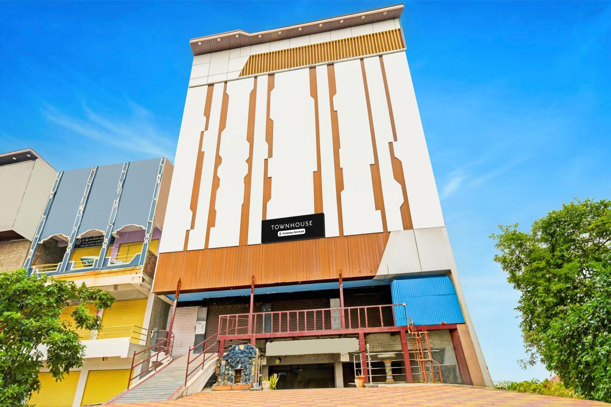 Super Townhouse Mancherial Mancherāl Esterno foto