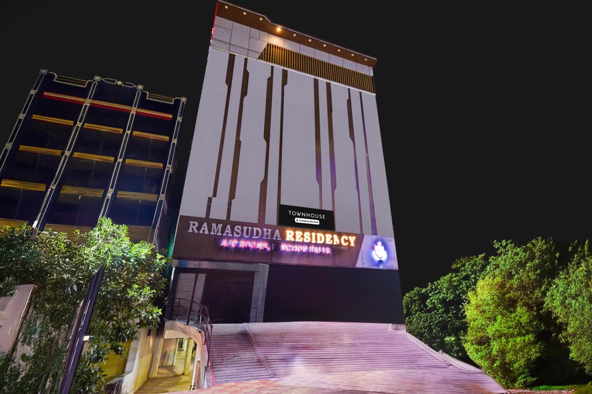 Super Townhouse Mancherial Mancherāl Esterno foto