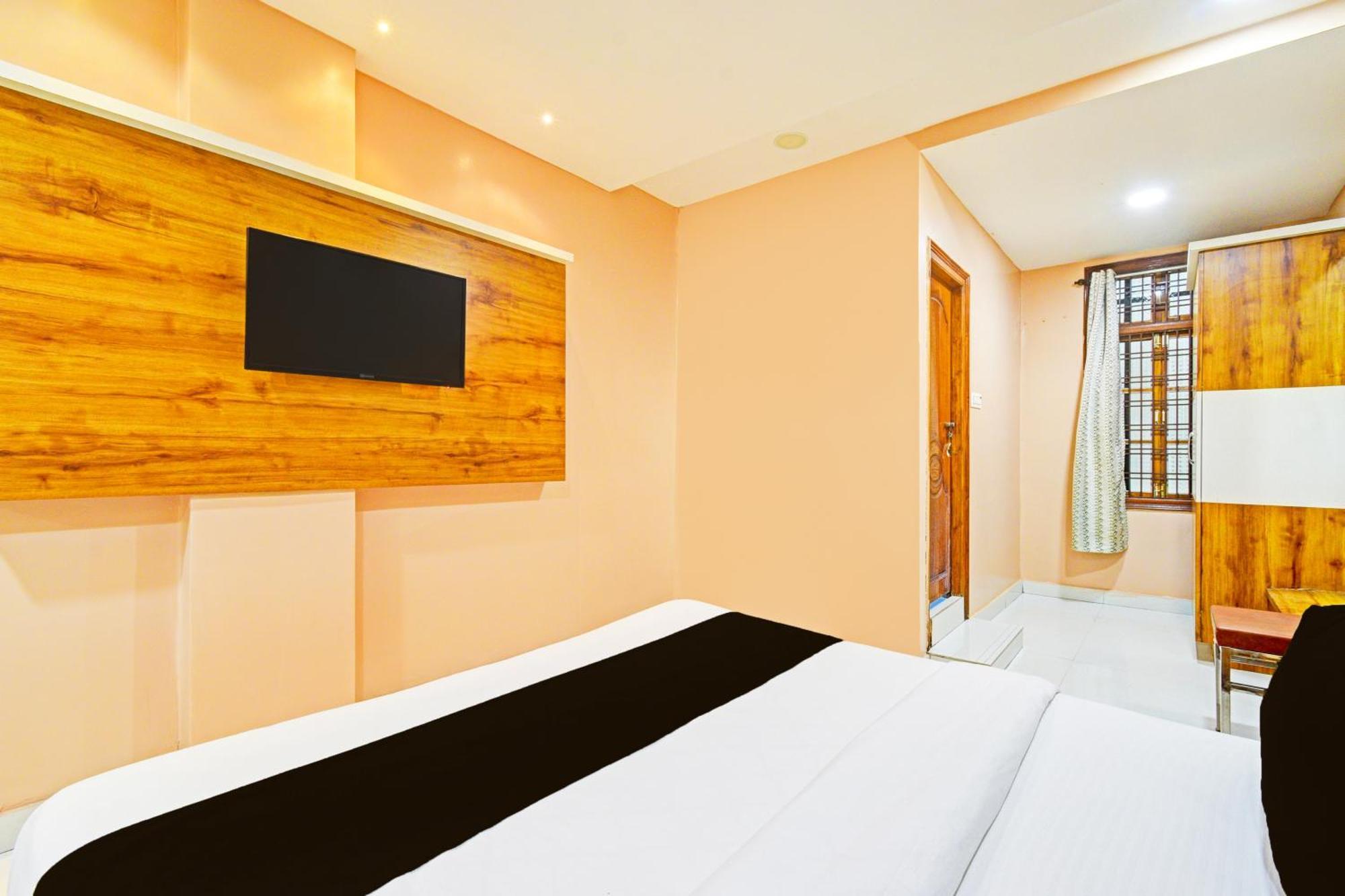 Super Townhouse Mancherial Mancherāl Esterno foto